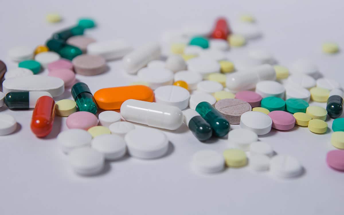 group of Synthetic vs Natural Opioids pills to pose what is a synthetic opioid